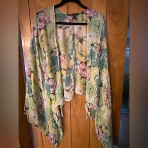 Kimono style floral shawl/blouse with clasp closure